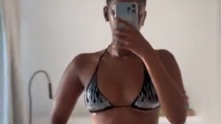 Amo Phahle Naked Body Very Sexy in Miror – New Video So Hot